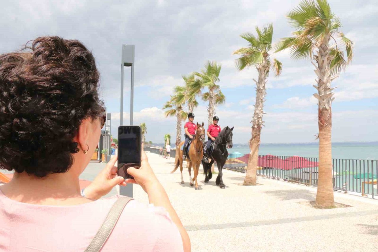 Konyaaltı sahilinin güvenliği Börü ve Winner’e emanet