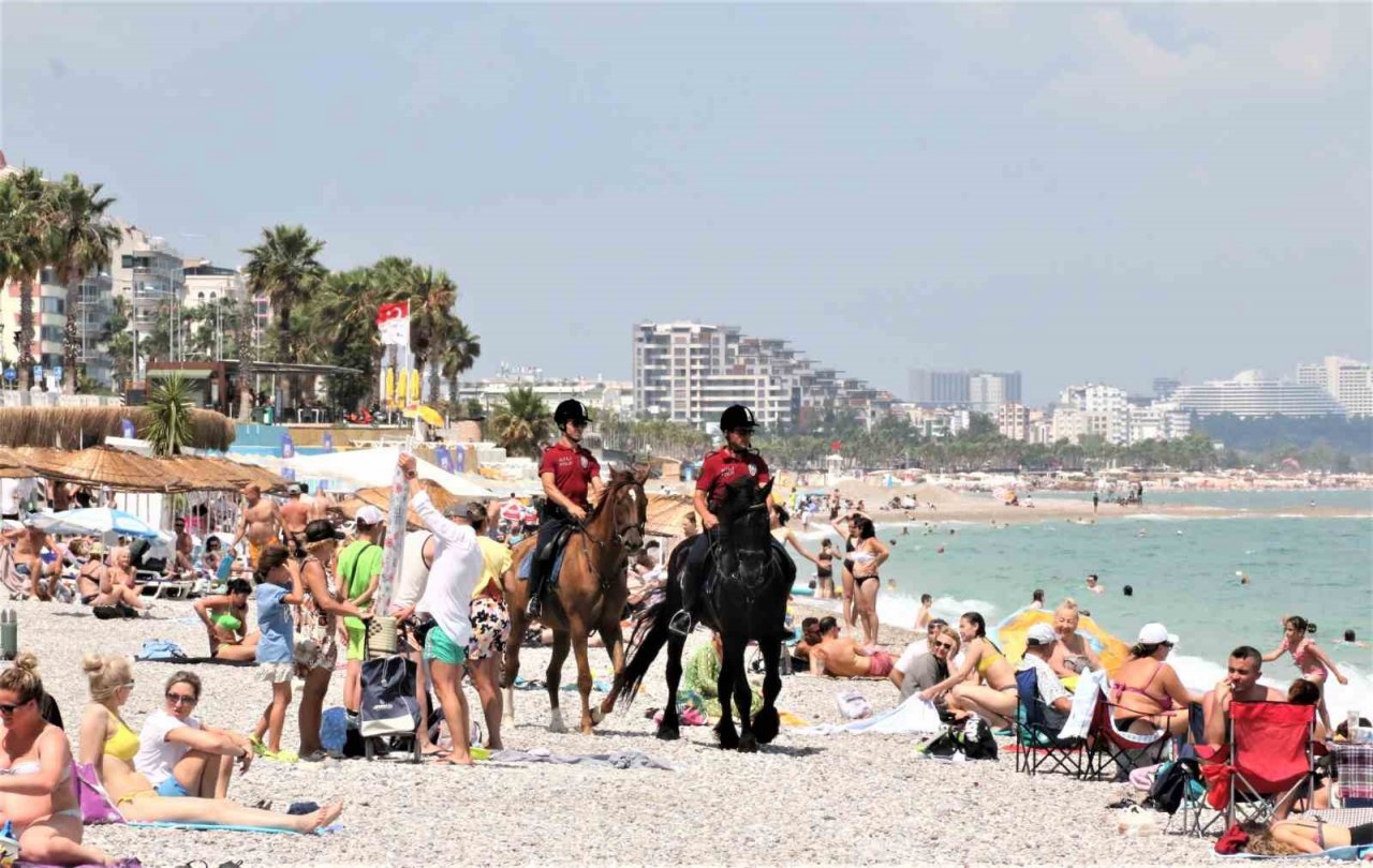 Konyaaltı sahilinin güvenliği Börü ve Winner’e emanet