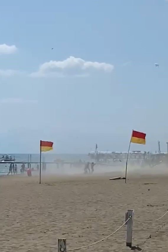 Sahilde hortum çıktı, tatilciler neye uğradığını şaşırdı