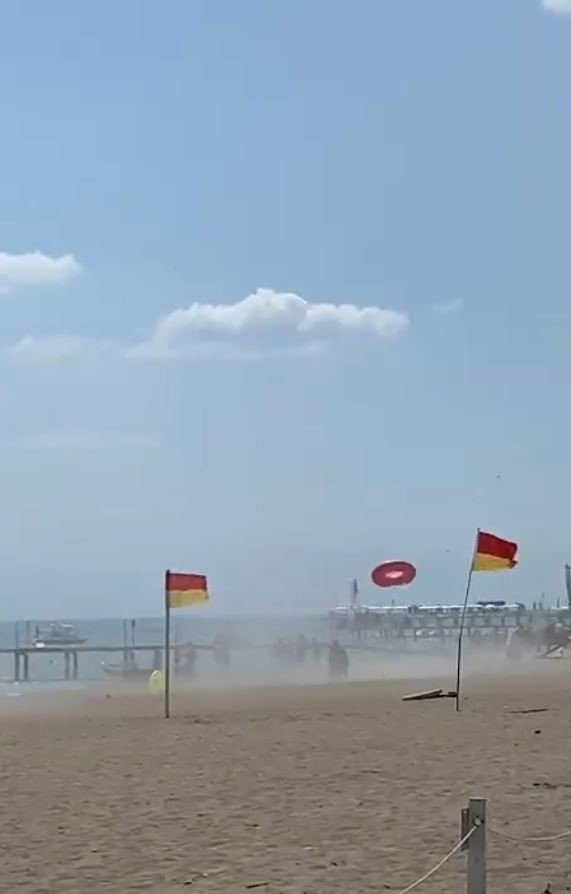 Sahilde hortum çıktı, tatilciler neye uğradığını şaşırdı