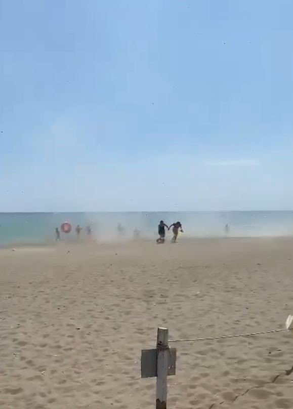 Sahilde hortum çıktı, tatilciler neye uğradığını şaşırdı