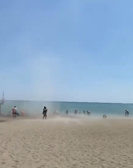 Sahilde hortum çıktı, tatilciler neye uğradığını şaşırdı