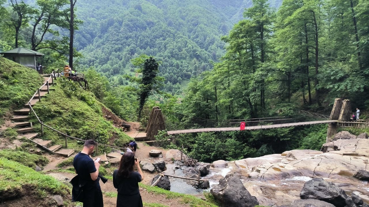 Tabiat harikası Mençuna Şelalesi ziyaretçi akınına uğruyor