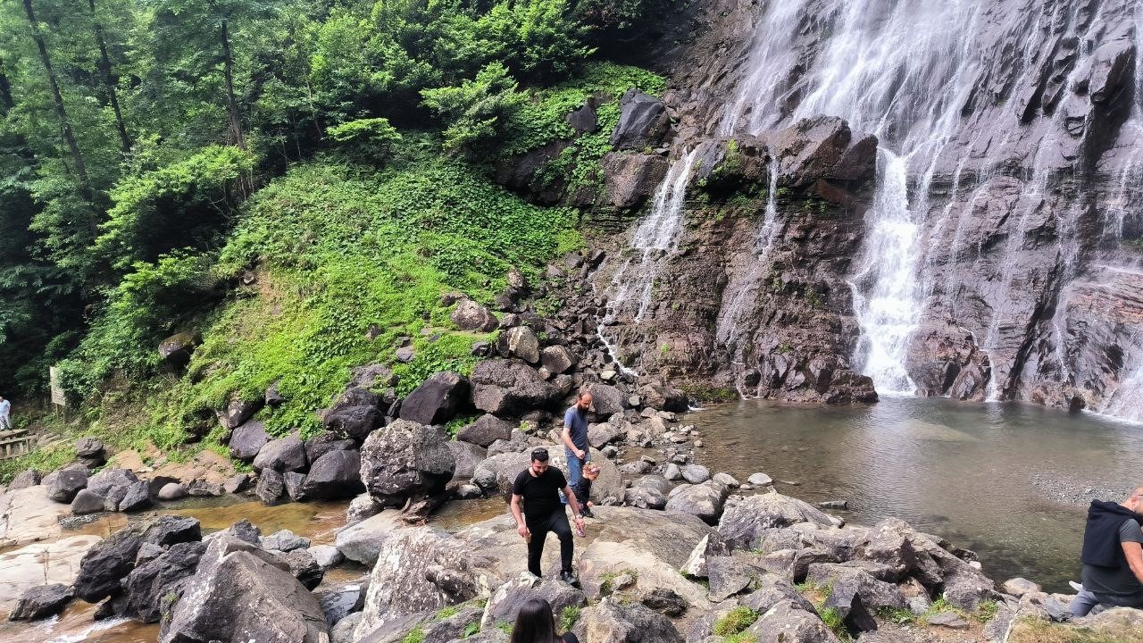 Tabiat harikası Mençuna Şelalesi ziyaretçi akınına uğruyor