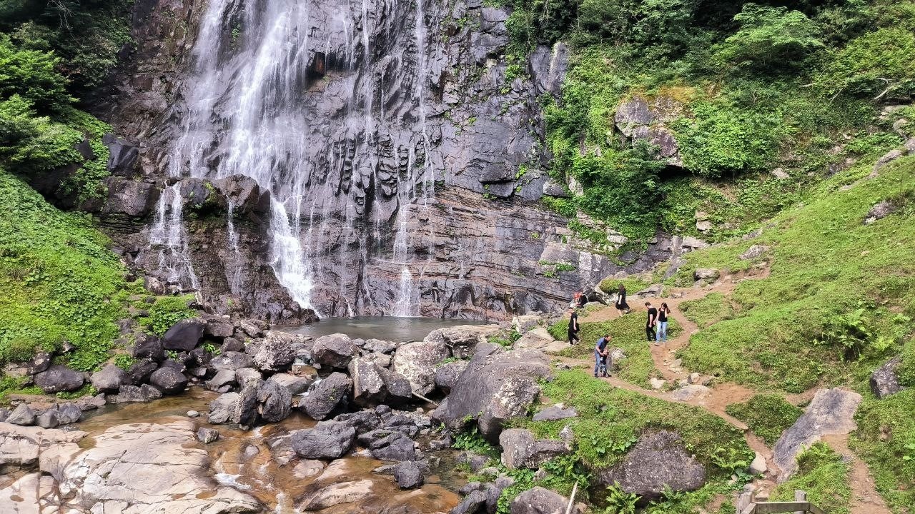 Tabiat harikası Mençuna Şelalesi ziyaretçi akınına uğruyor