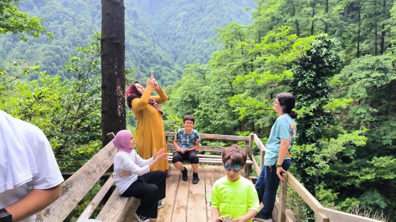 Tabiat harikası Mençuna Şelalesi ziyaretçi akınına uğruyor