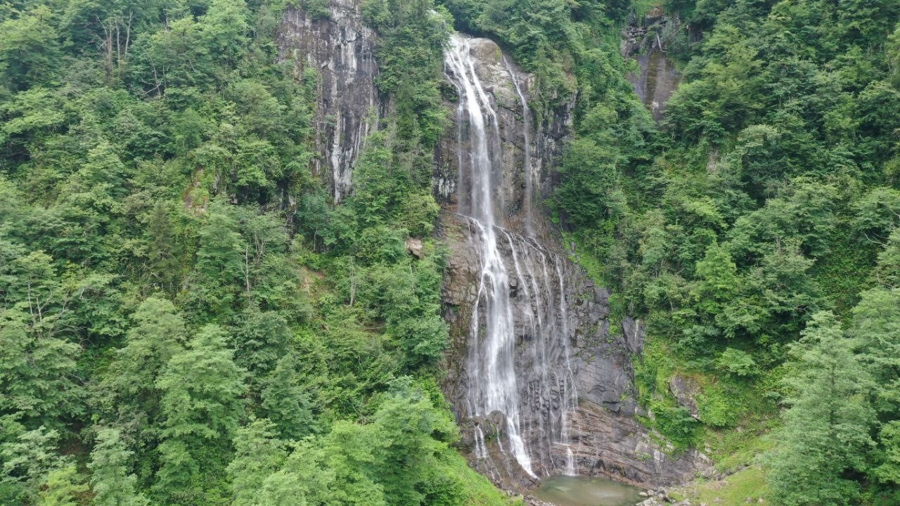 Tabiat harikası Mençuna Şelalesi ziyaretçi akınına uğruyor