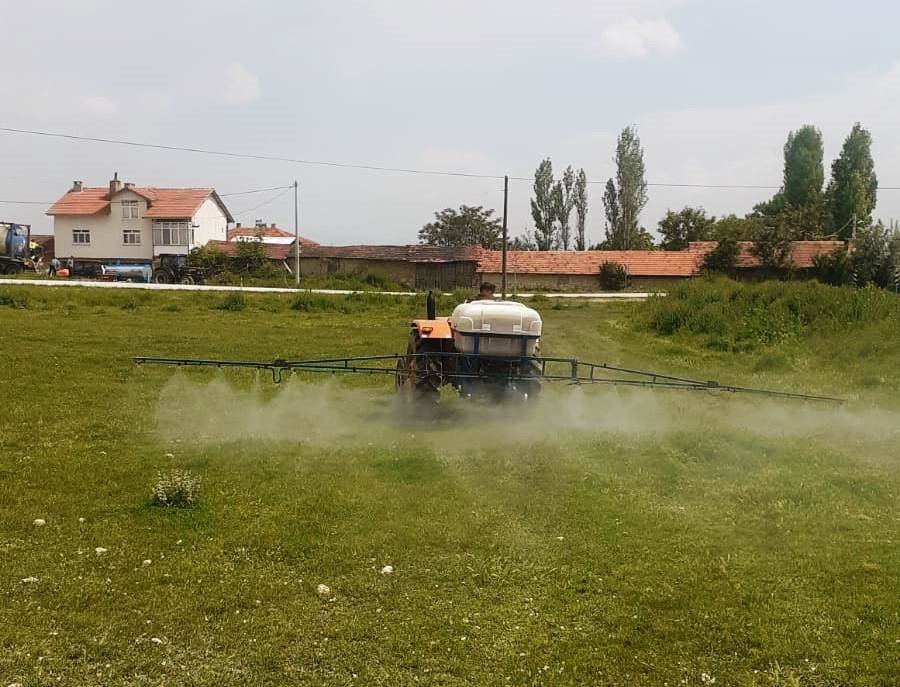 Aslanapa’da meralara sıvı gübre ve hümik asit uygulaması