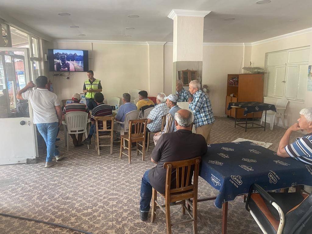 Jandarma, traktör sürücülerini bilgilendirdi