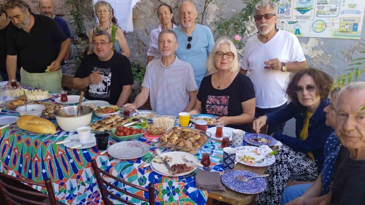 Ayvalık’ın Sakarya Mahallesi bahçesinde geleneksel kahvaltı
