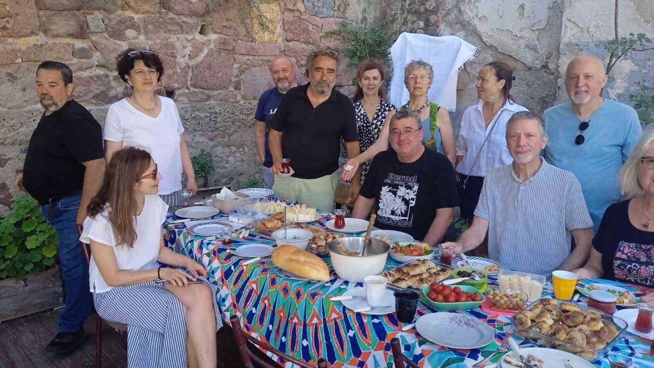 Ayvalık’ın Sakarya Mahallesi bahçesinde geleneksel kahvaltı