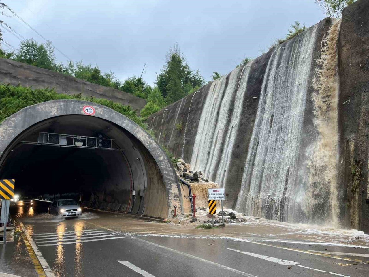 Tünel girişinde şelale oluştu