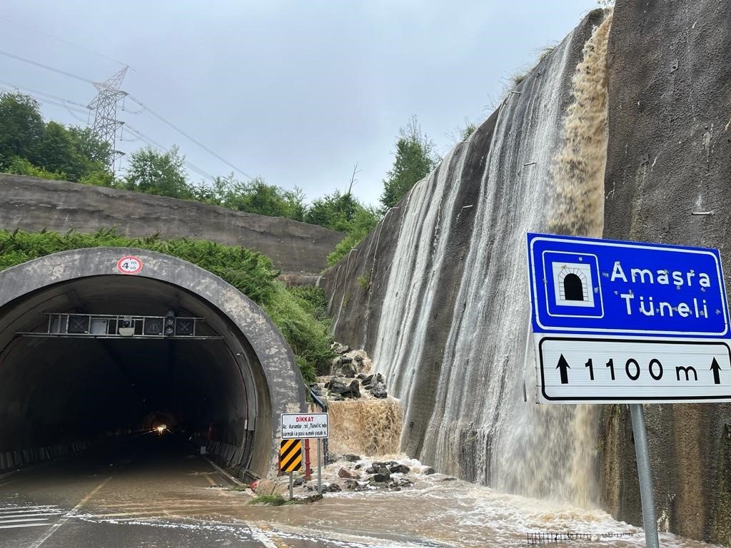 Tünel girişinde şelale oluştu