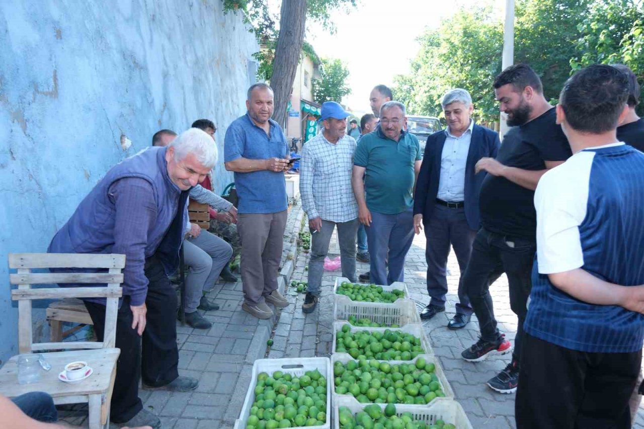 Başkan Çömden, ilek pazarında vatandaşlarla buluştu