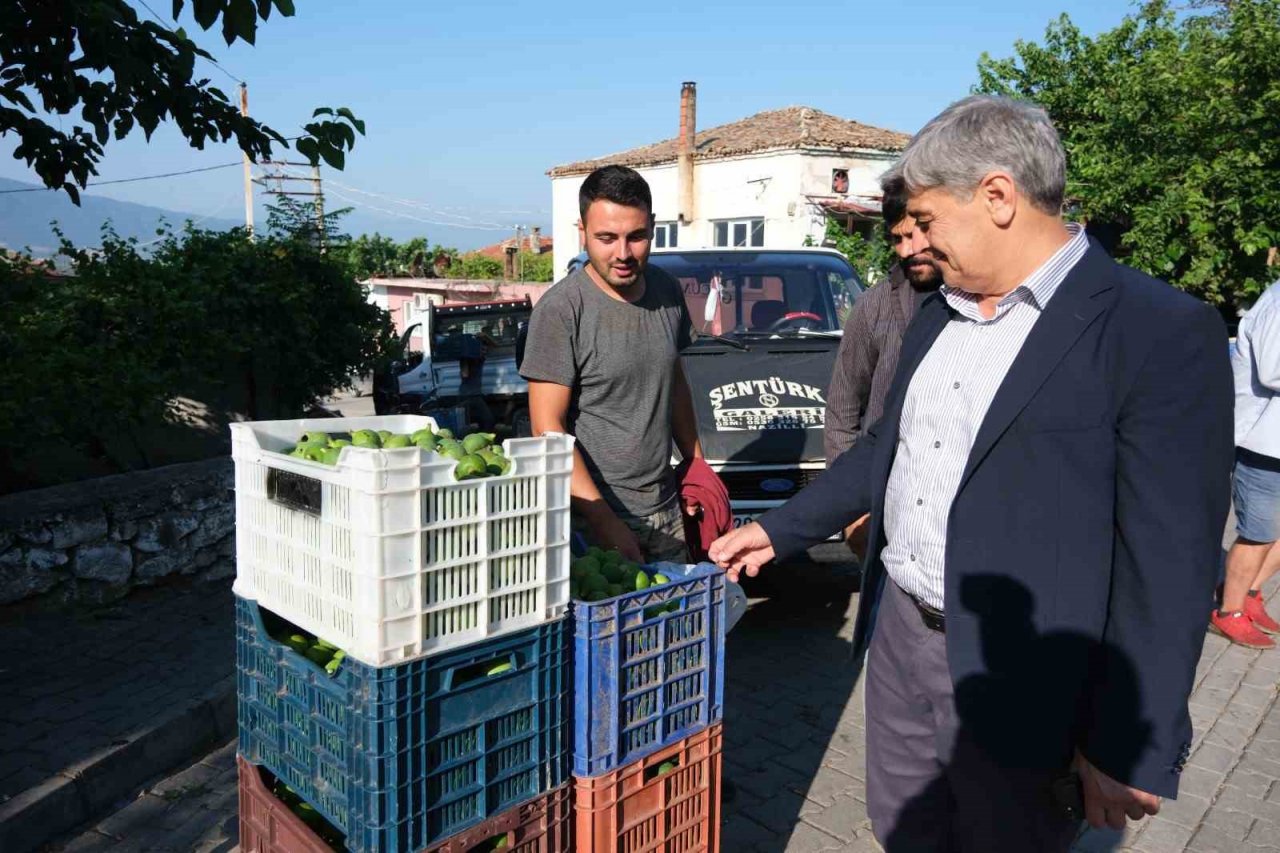 Başkan Çömden, ilek pazarında vatandaşlarla buluştu