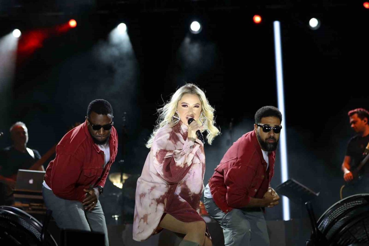 Bergama Festivaline Hadise damgası