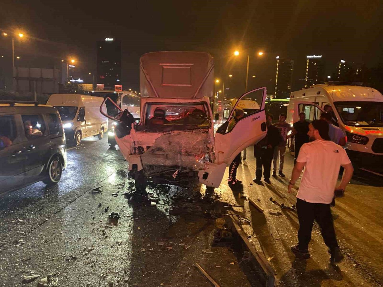 Mahmutbey İstoç önünde peş peşe karşılıklı trafik kazası: 3 ağır yaralı