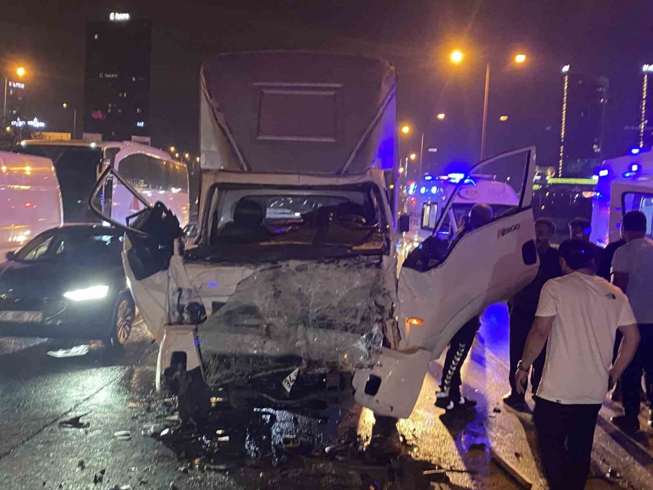 Mahmutbey İstoç önünde peş peşe karşılıklı trafik kazası: 3 ağır yaralı