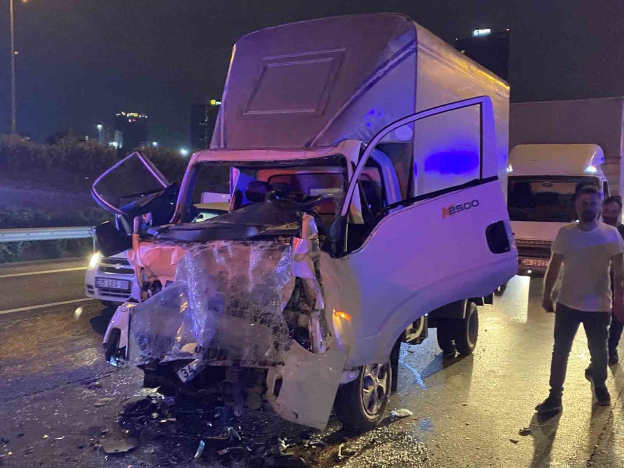 Mahmutbey İstoç önünde peş peşe karşılıklı trafik kazası: 3 ağır yaralı