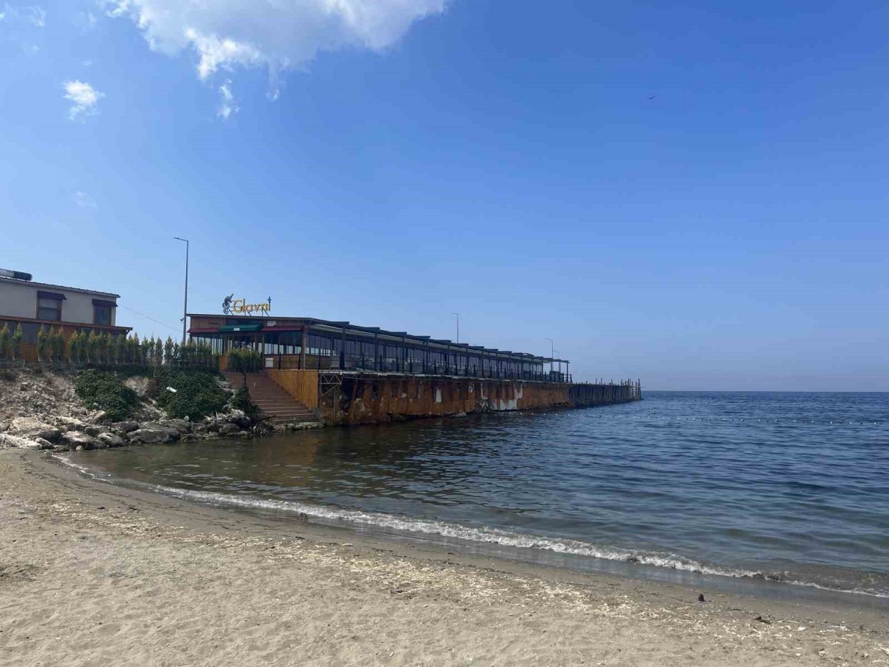 Büyükçekmece’de Cep Yat Limanı’na yapılan kaçak yapıların yıkımı işletme sahibi tarafından engellendi