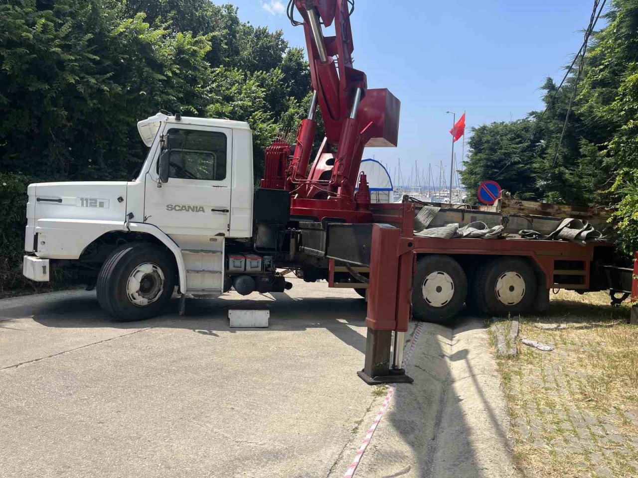 Büyükçekmece’de Cep Yat Limanı’na yapılan kaçak yapıların yıkımı işletme sahibi tarafından engellendi