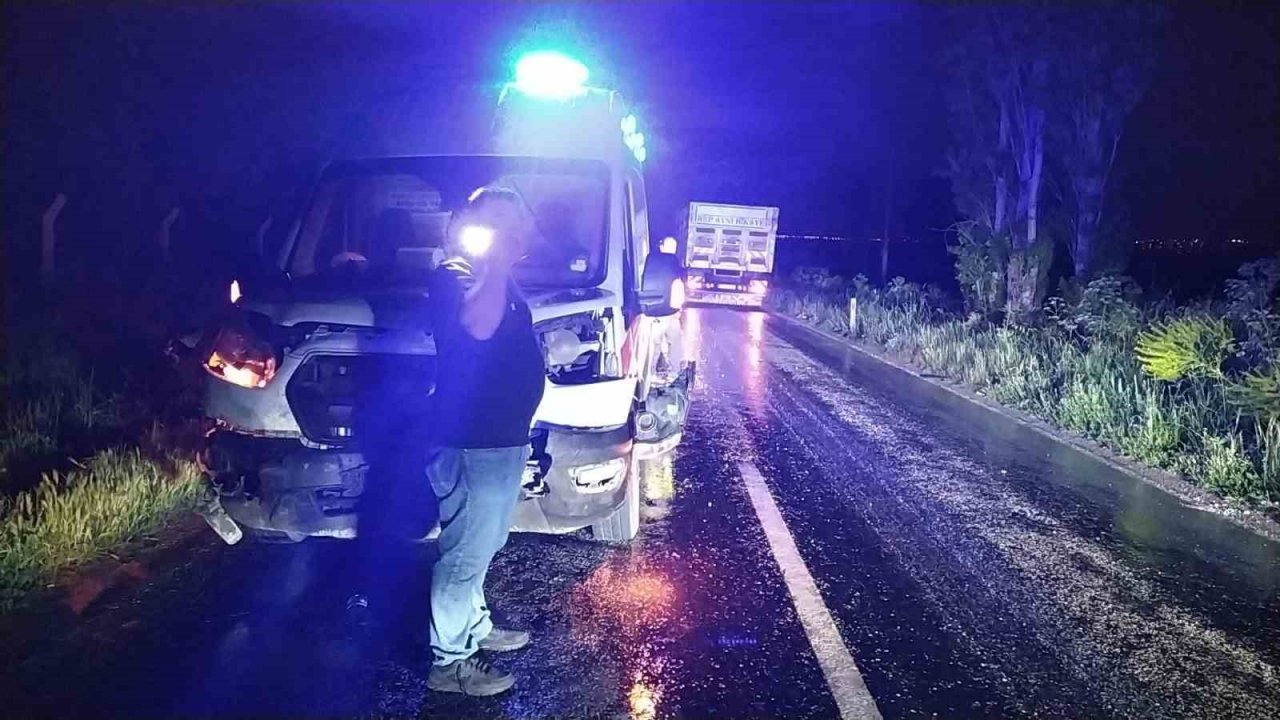 Ambulans otomobile çarptı, 3 sağlıkçı yaralandı