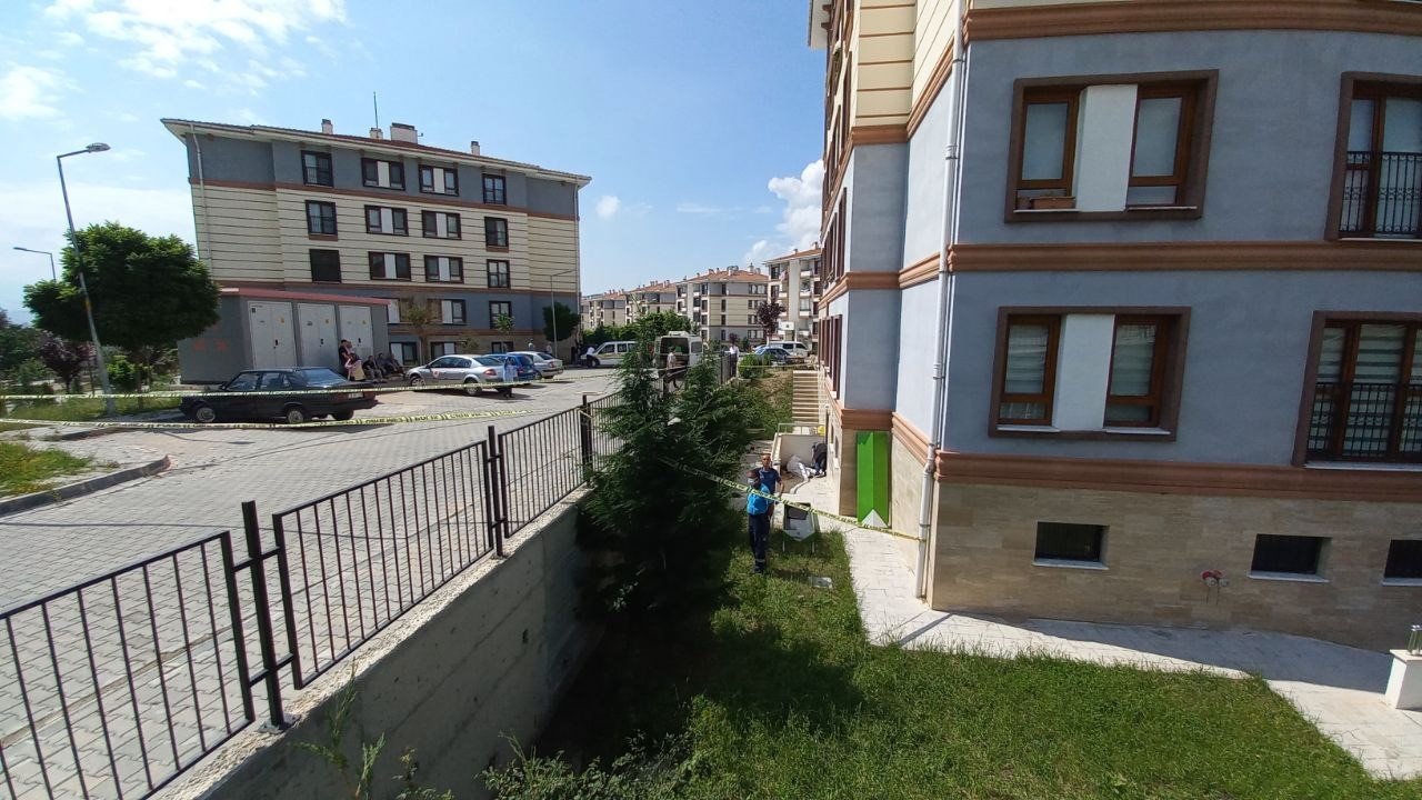 4. kattan düşen yaşlı adam hayatını kaybetti