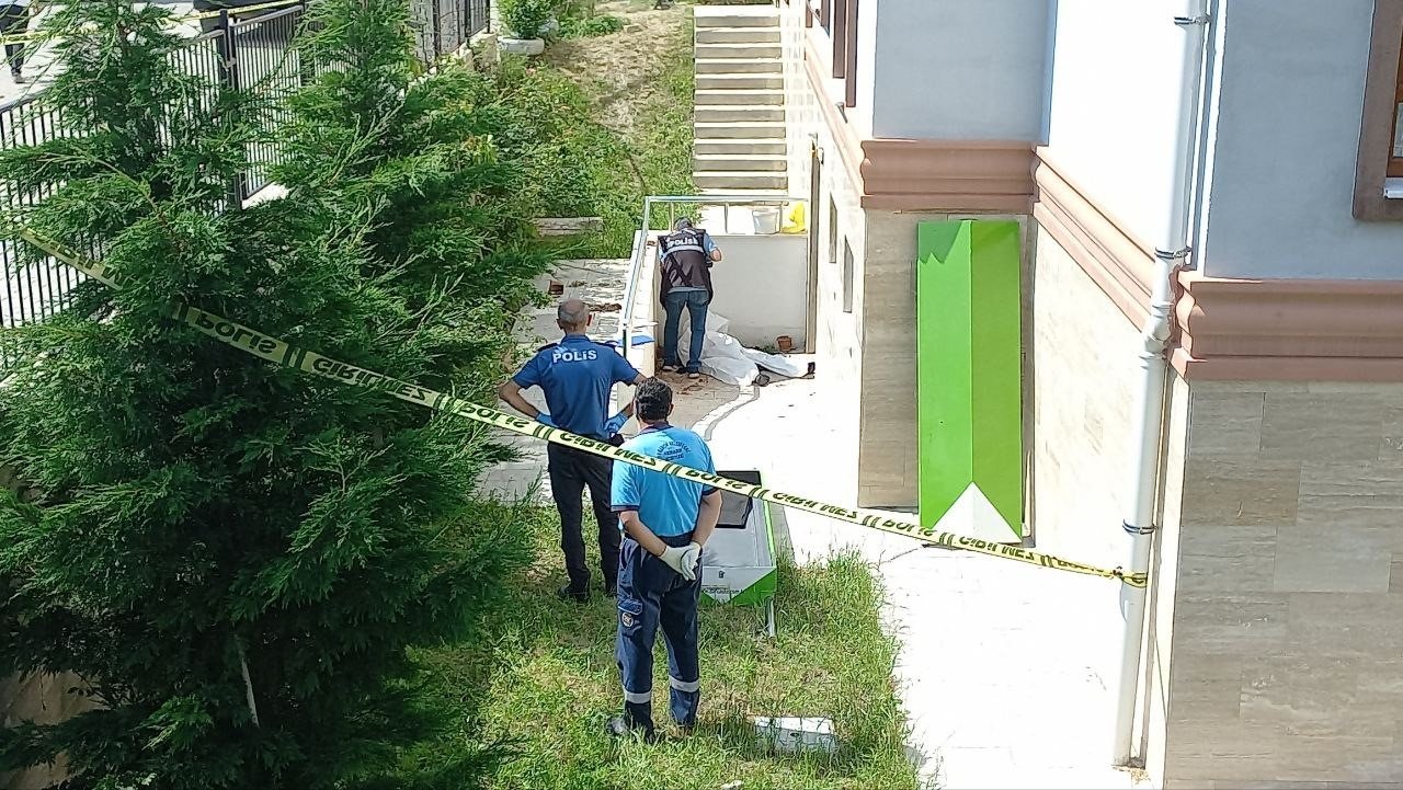 4. kattan düşen yaşlı adam hayatını kaybetti