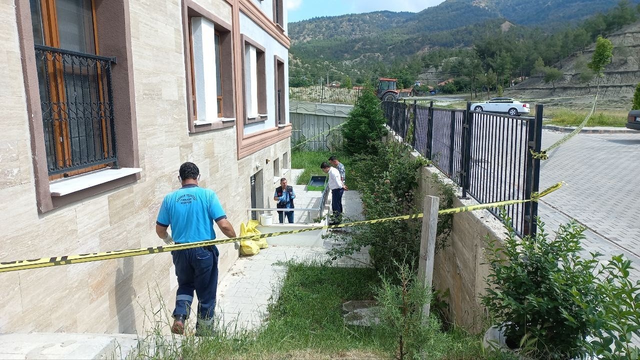 4. kattan düşen yaşlı adam hayatını kaybetti