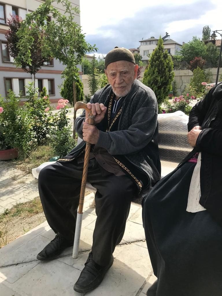 4. kattan düşen yaşlı adam hayatını kaybetti