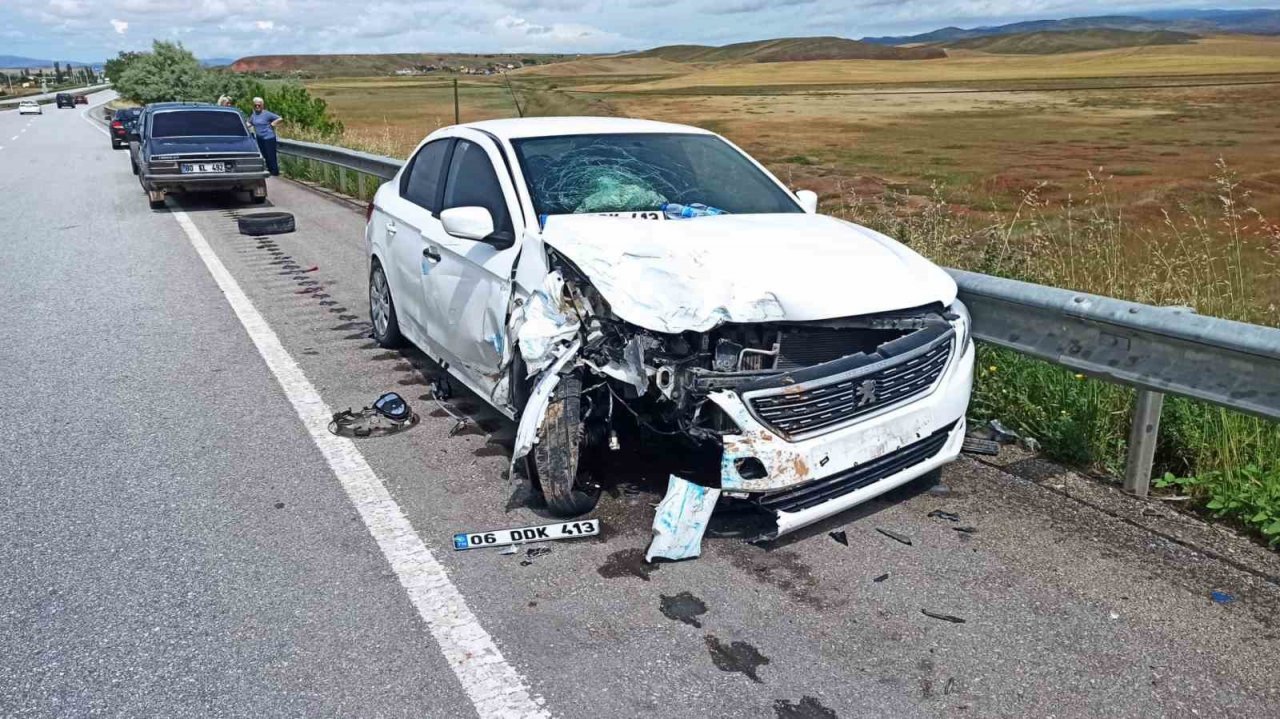 Kavşakta otomobiller çarpıştı: 1 yaralı