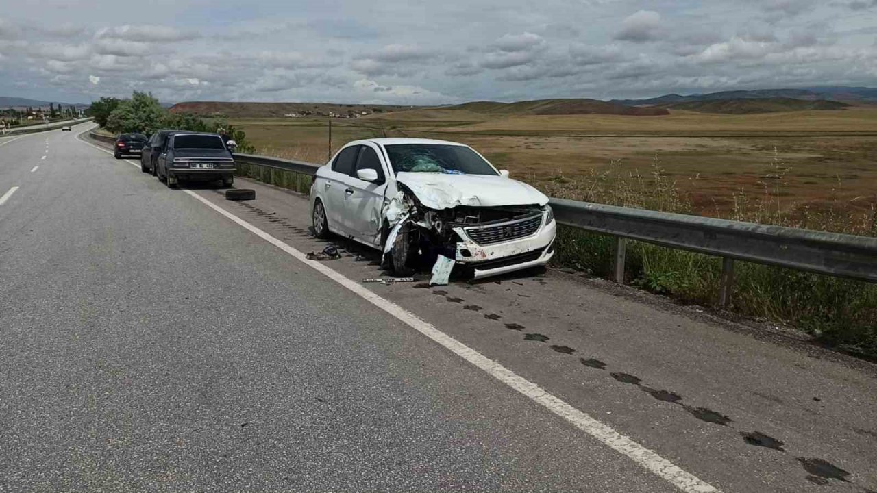 Kavşakta otomobiller çarpıştı: 1 yaralı