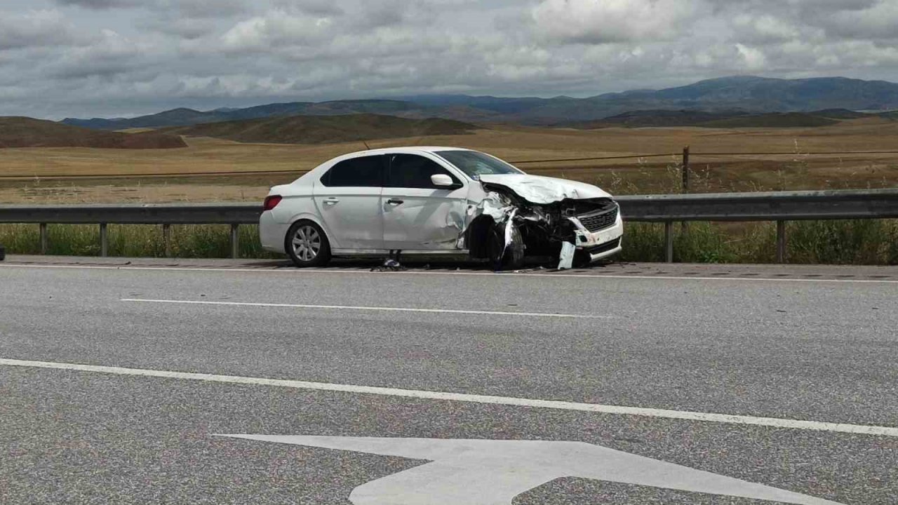 Kavşakta otomobiller çarpıştı: 1 yaralı