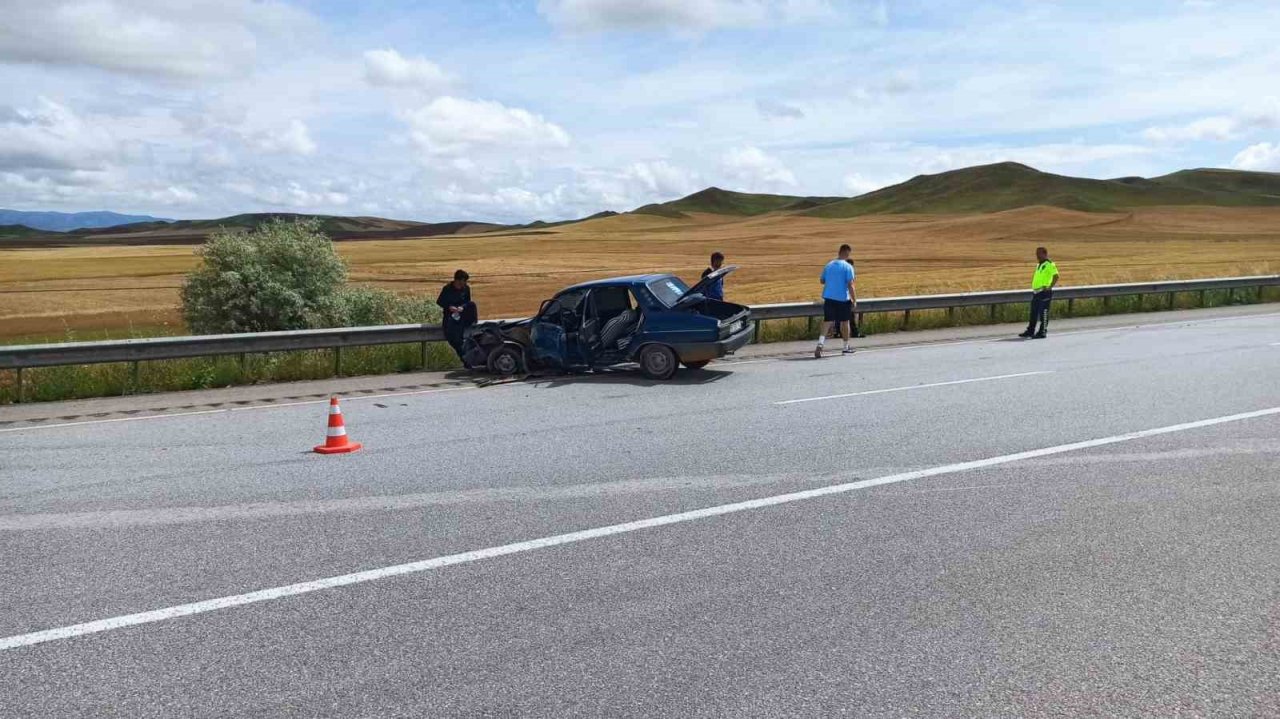 Kavşakta otomobiller çarpıştı: 1 yaralı