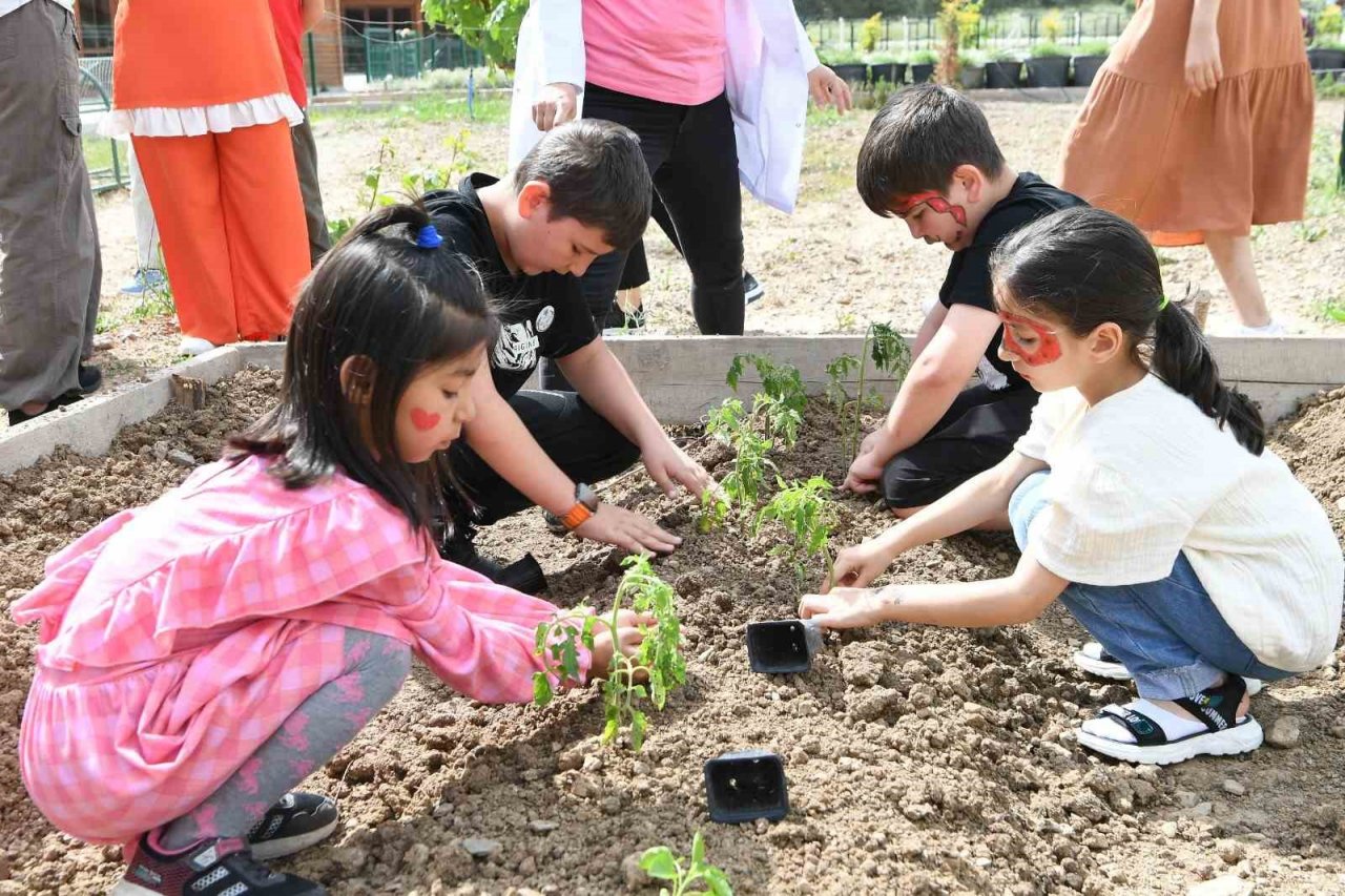 Depremzede çocuklar ekolojik köyü ziyaret etti