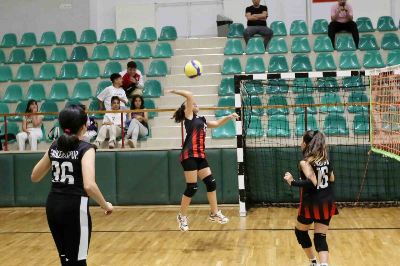 Derince’de voleybol şenliği
