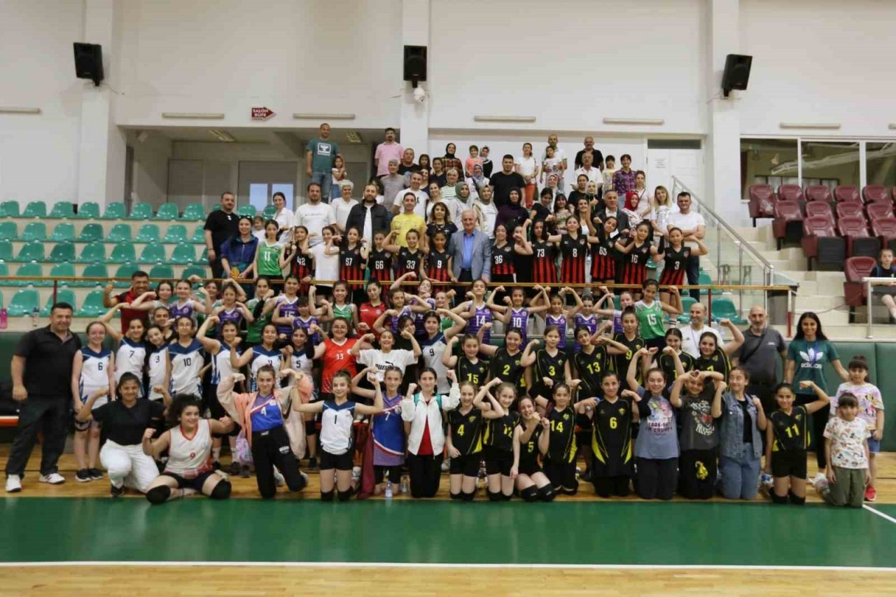 Derince’de voleybol şenliği