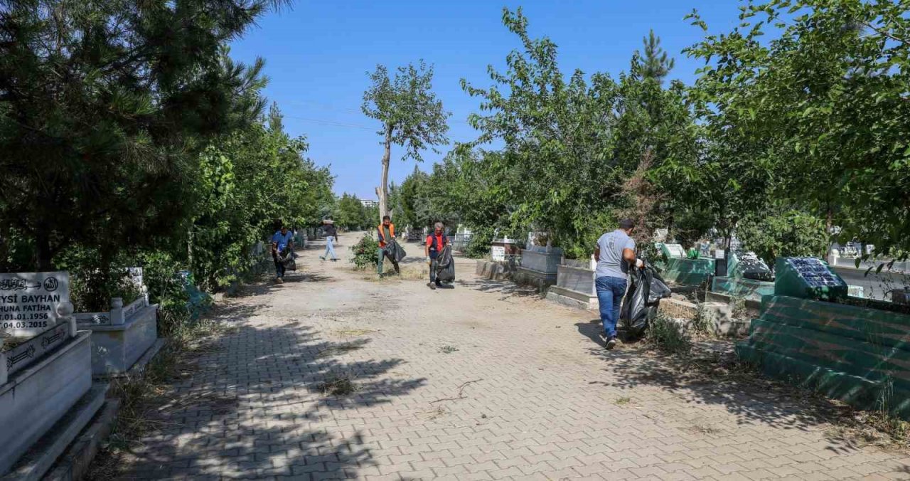 Diyarbakır’da mezarlıklarda bayram temizliği