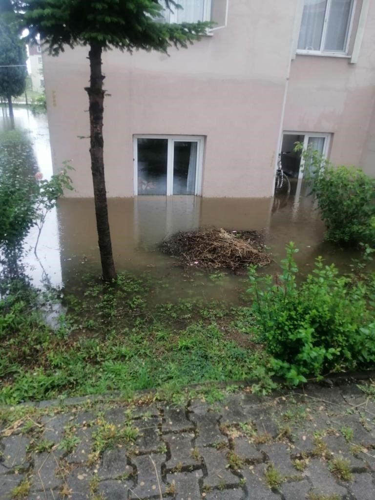 Saltukova’da depremzedelerin evleri sular altında kaldı