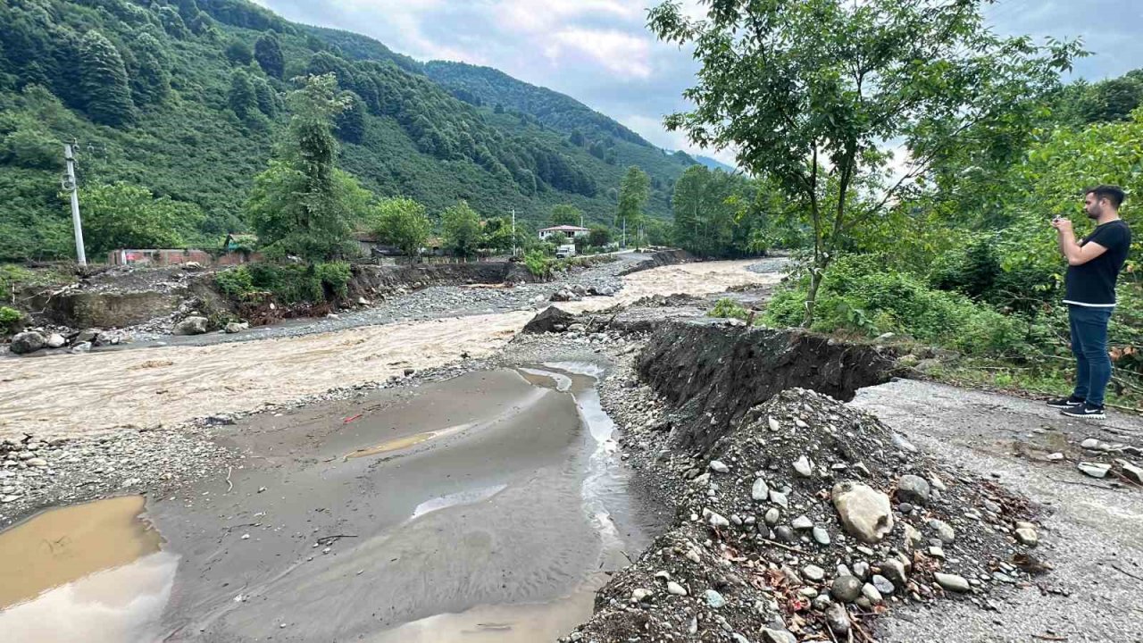 Düzce’de sağanak sebebiyle 2 köprü yıkıldı
