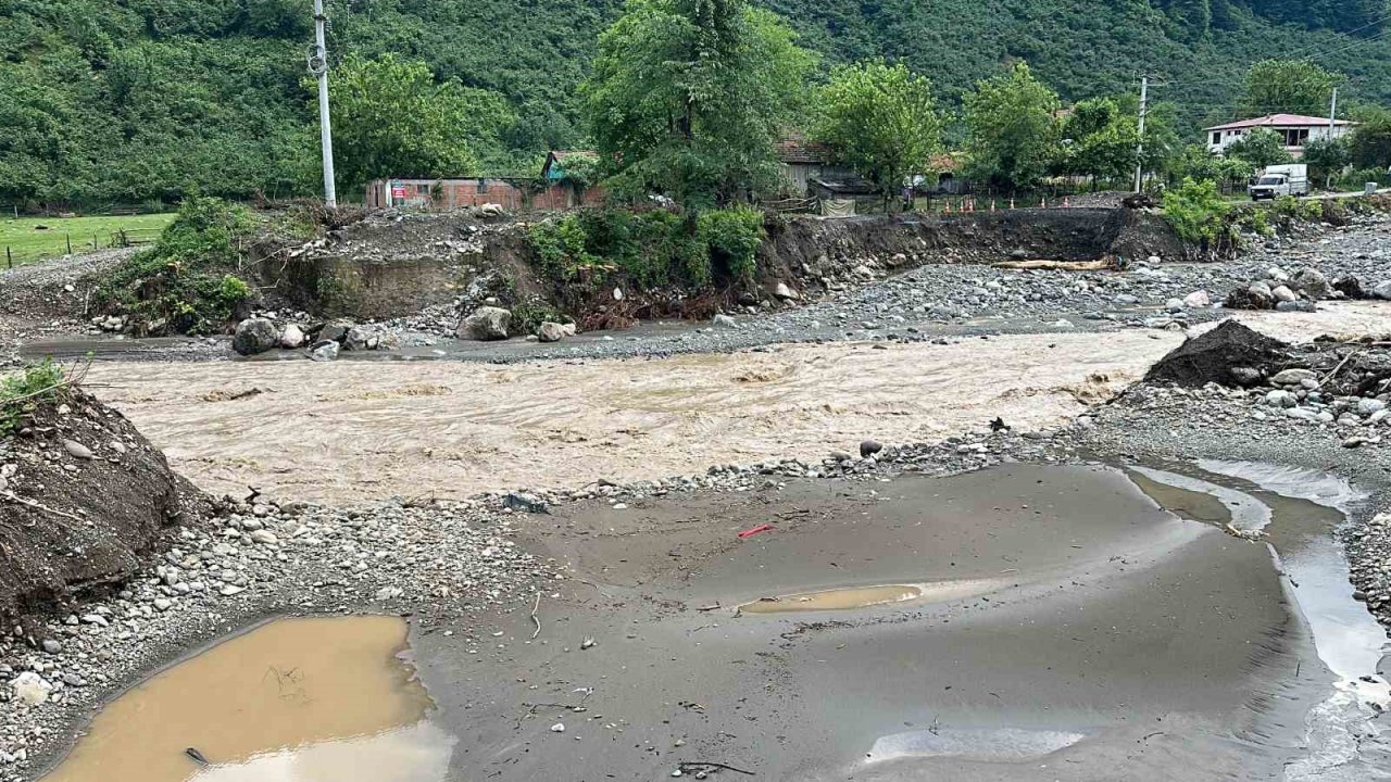 Düzce’de sağanak sebebiyle 2 köprü yıkıldı