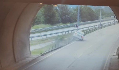 İlginç kaza kamerada: Bariyerlere çıkıp iki teker üstünde metrelerce ilerledi