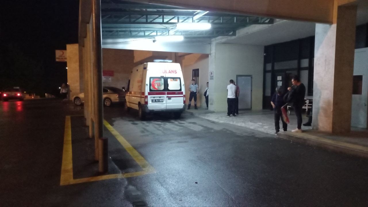 Edirne’de kuvvetli fırtına çatıda çalışan 5 işçiyi savurdu: 1’i ağır 3 yaralı