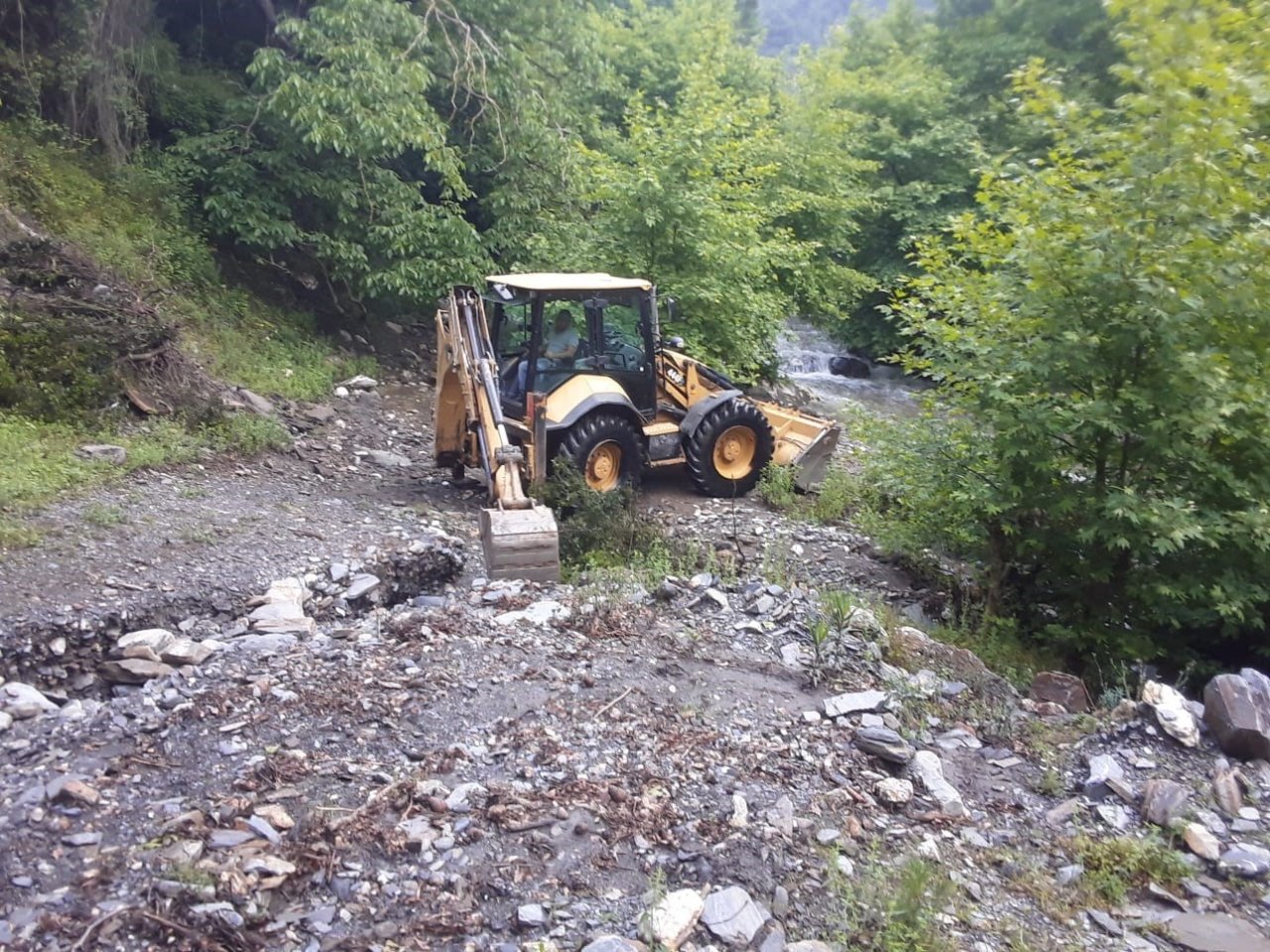 Efeler Belediyesi’nden kapanan yollara müdahale