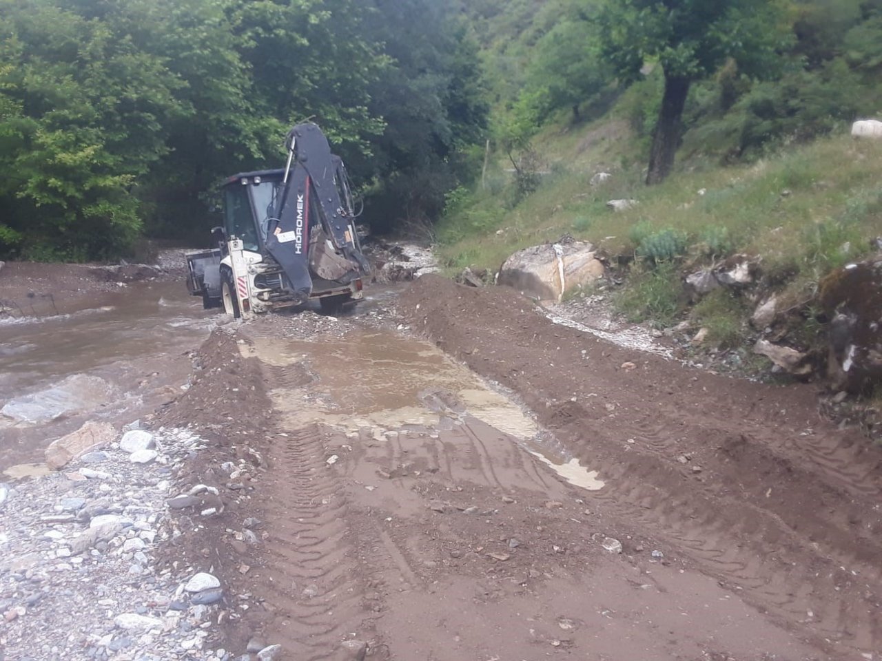 Efeler Belediyesi’nden kapanan yollara müdahale