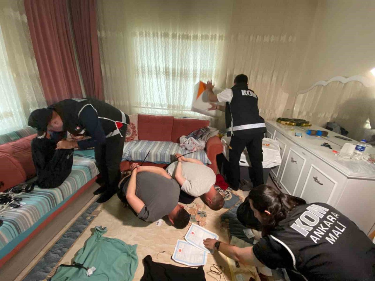 Düzenek kurup ehliyet sınavlarında kopya çeken şebekeye yönelik Ankara merkezli 29 ilde eş zamanlı operasyon