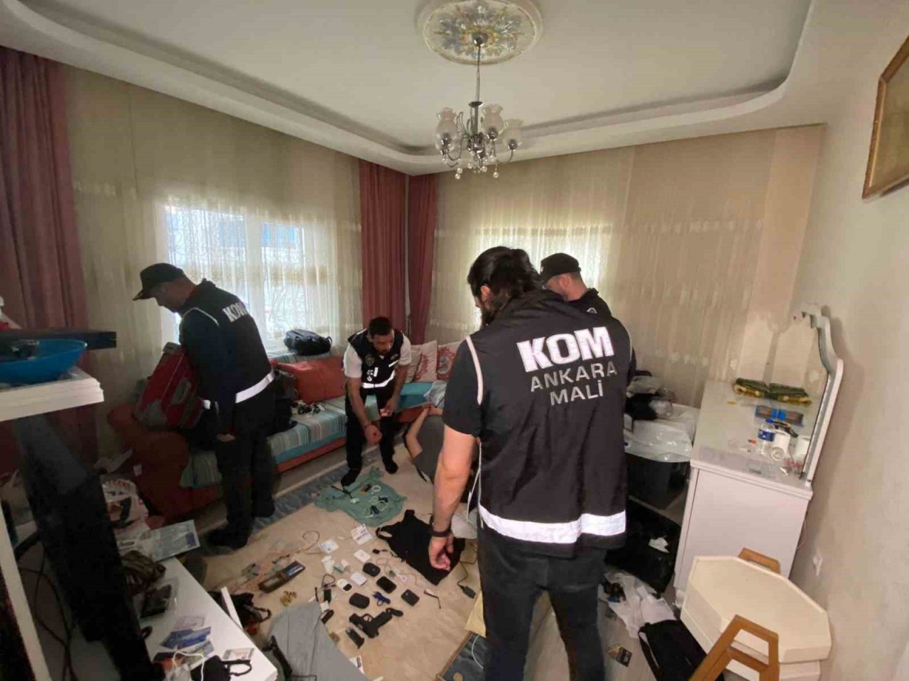 Düzenek kurup ehliyet sınavlarında kopya çeken şebekeye yönelik Ankara merkezli 29 ilde eş zamanlı operasyon