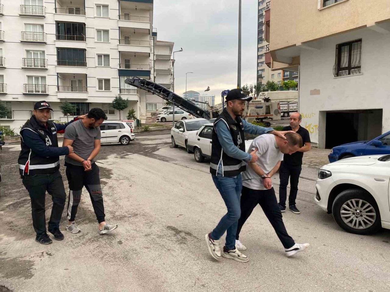 Düzenek kurup ehliyet sınavlarında kopya çeken şebekeye yönelik Ankara merkezli 29 ilde eş zamanlı operasyon