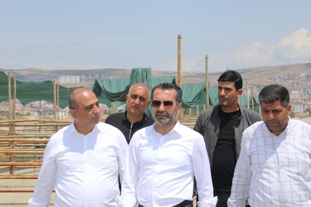 Başkan Şerifoğulları, kurban satış ve kesim alanında incelemelerde bulundu