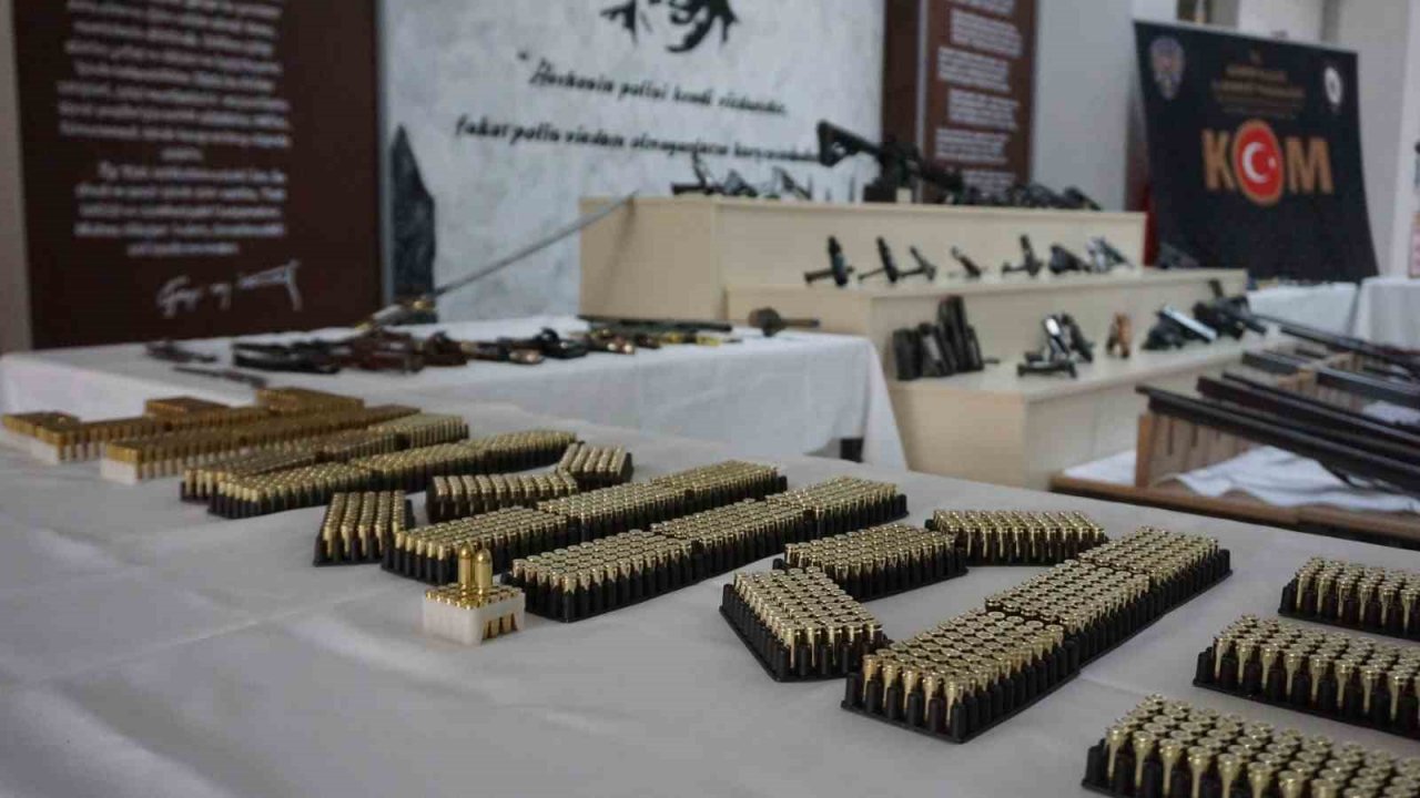 Edirne’de ruhsatsız silah operasyonu: Çıkanlar cephaneliği aratmadı